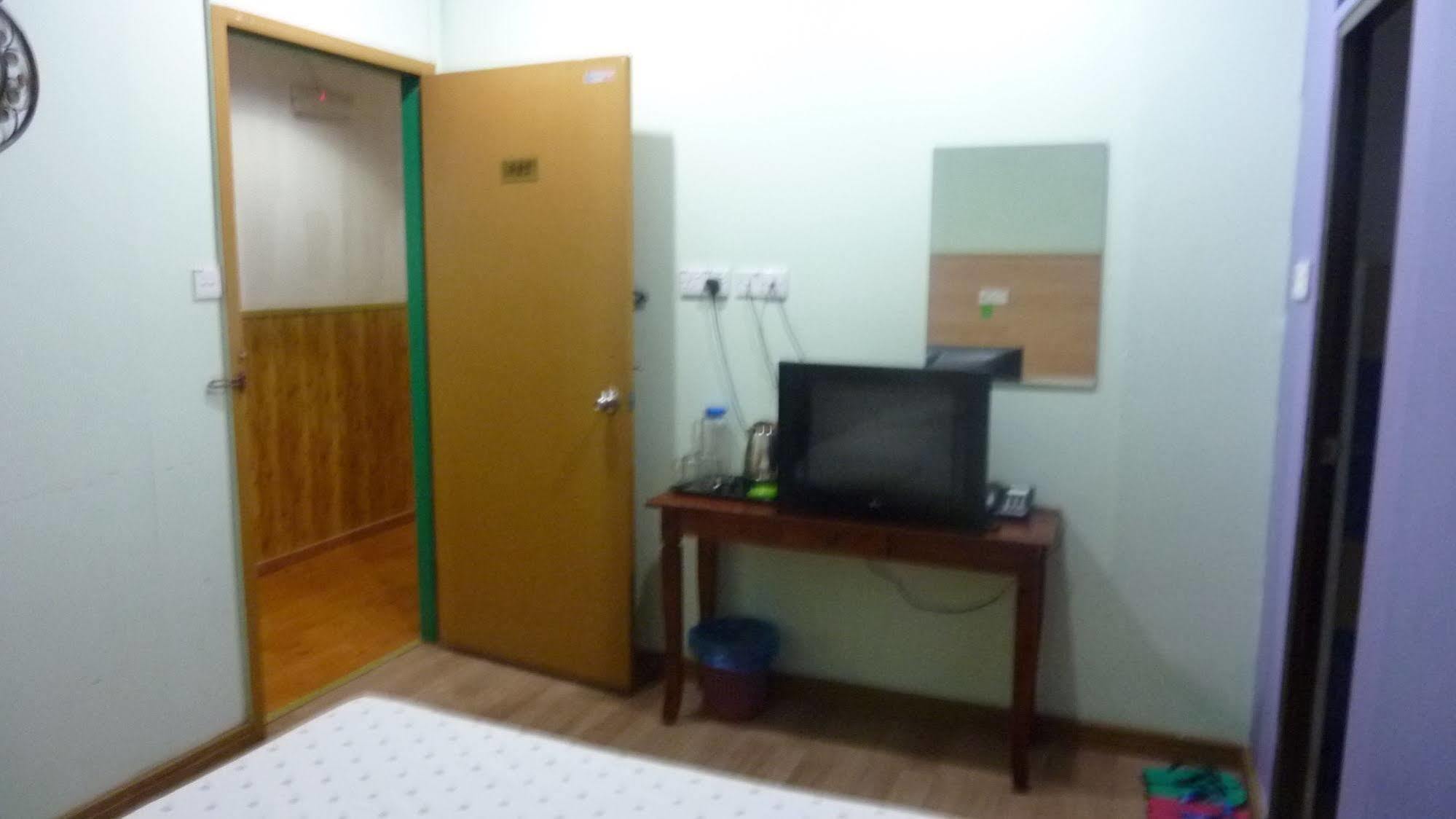 7 Hung Hung Inn Kota Kinabalu Exterior foto